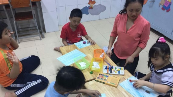 將來特殊教育學校師生在上美術課。