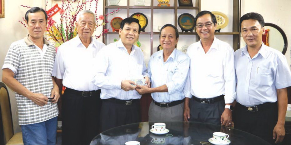 阮玉英主編(左三)接受王永勝理事長移交善款。