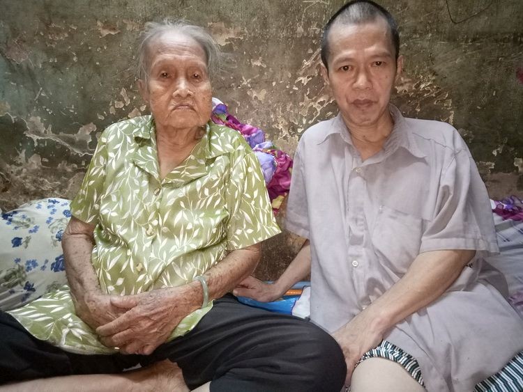 鍾婆婆腰骨受傷，兒子半身不遂。