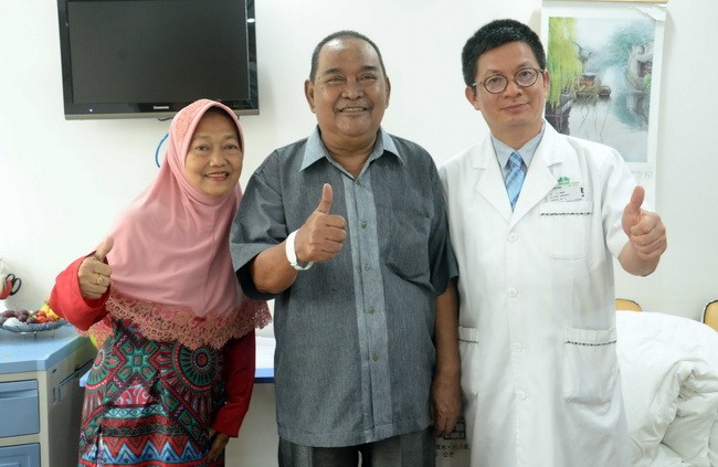 納西爾與聖丹福廣州現代腫瘤醫院醫護人員。