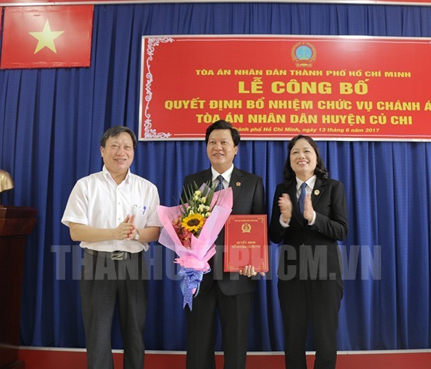 市人民法院院長翁氏春香(右)日在古芝縣人民法庭頒發武松林同志出任古芝縣人民法院院長《決定》。（圖源：市黨部新聞網）