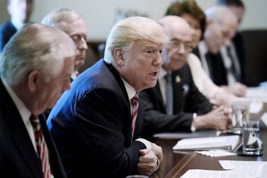 美總統特朗普和內閣在白宮舉行的一個會議上講話。（圖片來源：OLIVIER DOULIERY/POOL）