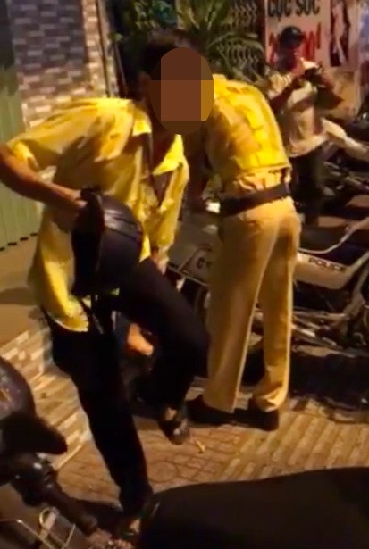 看見摩托車被扣留時，陳俊英便用安全帽攻打交警。（圖源：公安機關提供）