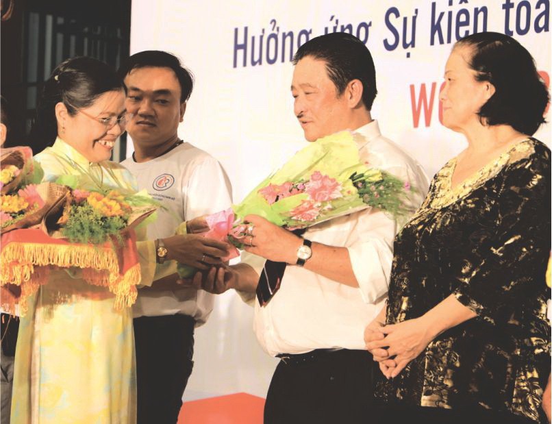 組委會向11名志願捐血典範贈送鮮花及禮物。（資料圖來源：馨 兒）