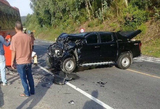 交通事故現場，小型汽車車頭被撞得面目全非。(圖源：互聯網)