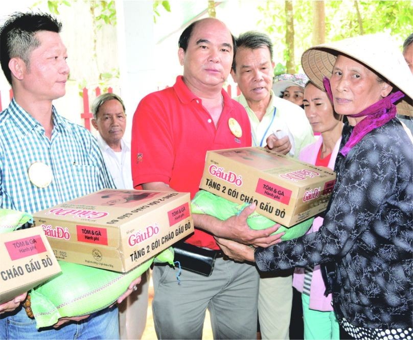 龍獅團正副理事長張恆祥及鄭家福向貧戶派發禮物。