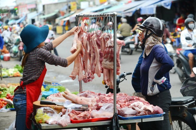 市領導要求各地方制定解散自發性街市的計劃。圖為平盛郡阮企街上的豬肉攤。（圖源：光定）