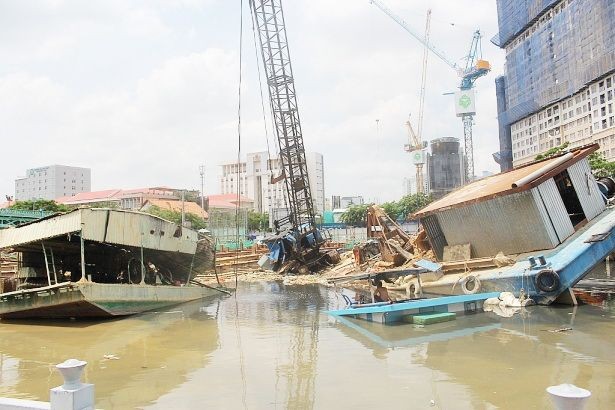 圖為兩艘沉沒駁船。（資料圖：阮燕）