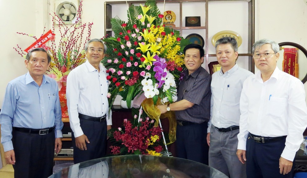 第五郡黨政領導祝賀本報百尺竿頭更進一步。