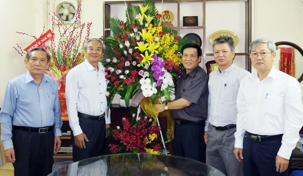 第五郡黨政領導祝賀本報百尺竿頭更進一步。