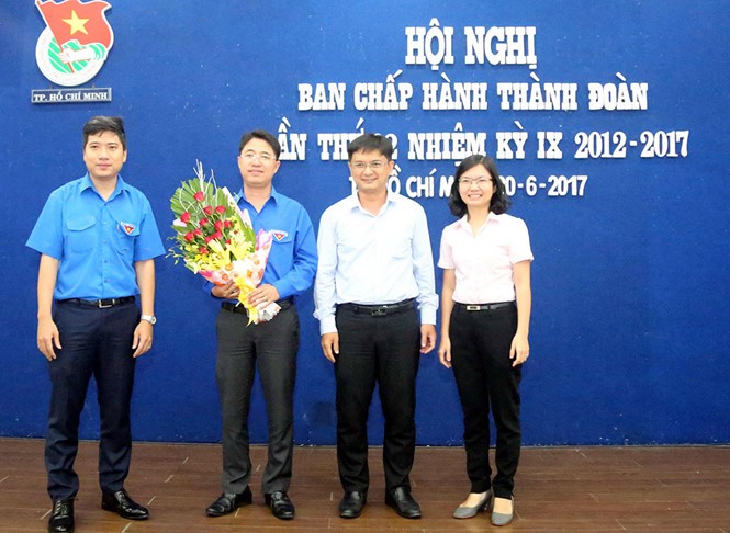 范鴻山(左二)同志被委任為共青團本市市委書記。（圖源：德輝）