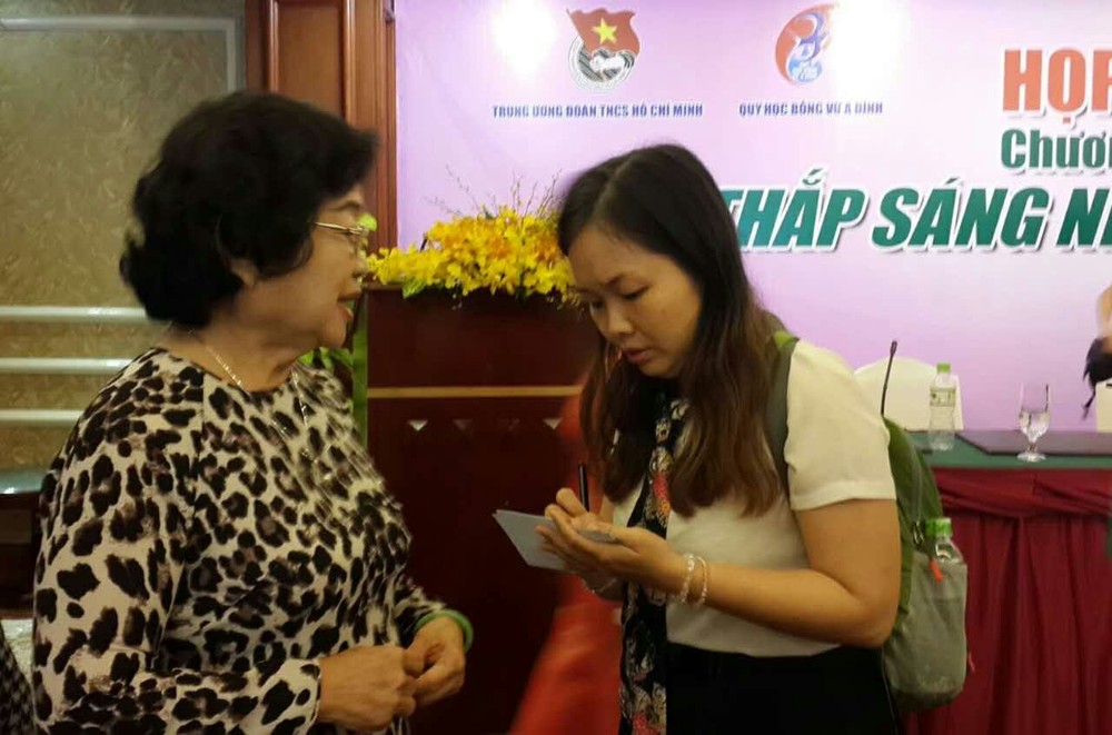 本報記者心雨正在訪問原國家副主席張美華。