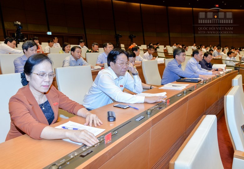 國會代表按鈕通過法案。(圖源：Quochoi.vn)