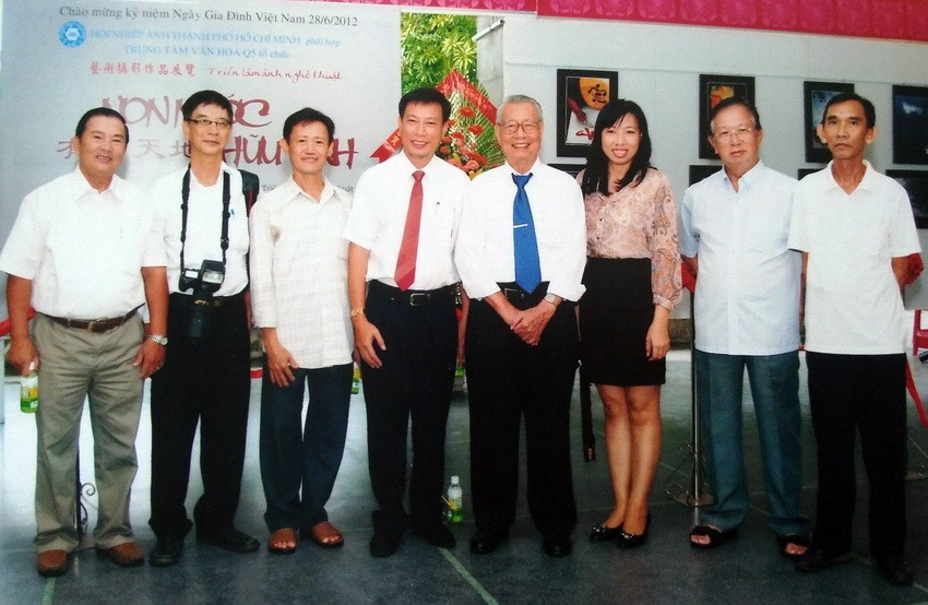 陳傑魯與兒女（左四、五、六）、華人文藝工作者合照。