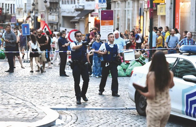 警察事後疏散在比利時首都布魯塞爾中央火車站附近的民眾。(圖源：互聯網)