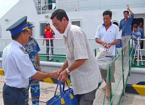 遇險的12名漁民獲救並安全上岸。（圖源：互聯網）