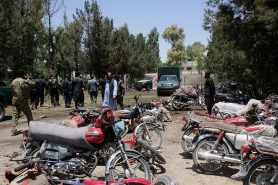 圖為一家當地銀行外面遭自殺式汽車炸彈襲擊後的現場。（圖源：Abduz Aziz Safdari）