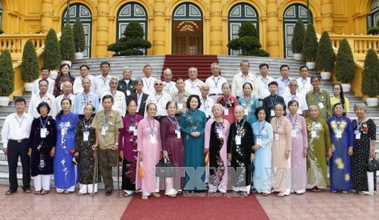 國家副主席鄧氏玉盛與永隆省有功者代表團合影留念。（圖源：越通社）