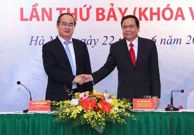 阮善仁同志祝賀陳清敏同志(右)。(圖源：T.A)