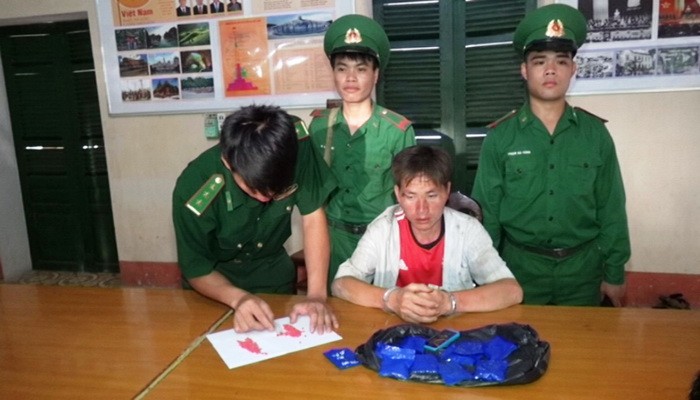 人贓並獲，歹徒黃阿駒（白衣）與毒品證物。（圖源：互聯網）