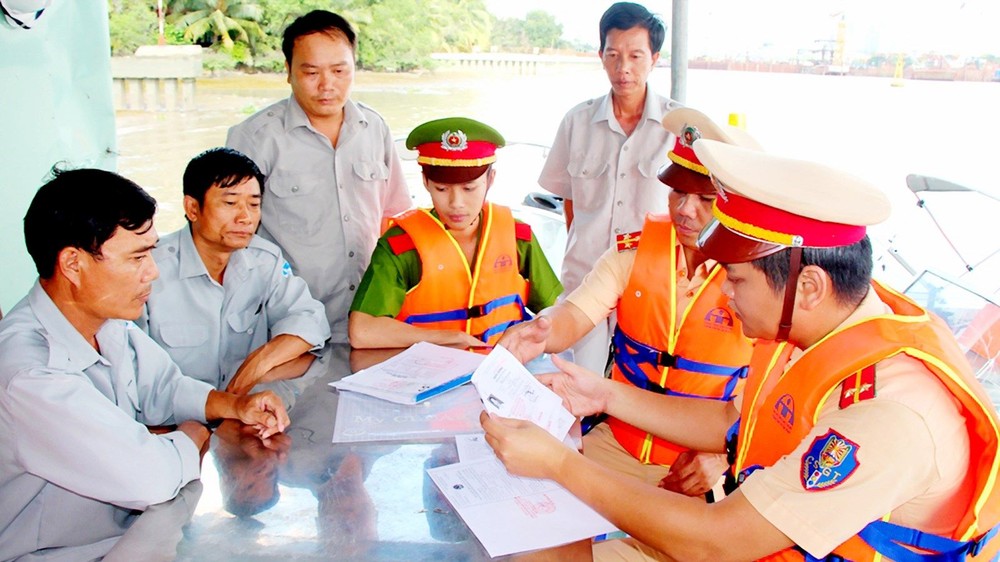 市水路交警巡邏、處理違規行徑。