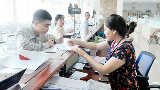 市稅務部門工作人員引導納稅人填寫納稅申報表。（圖源：互聯網）