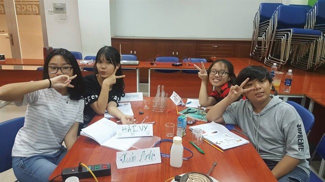 初中生們有機會在化學試驗班上成為「小化學家」。(圖源：互聯網)