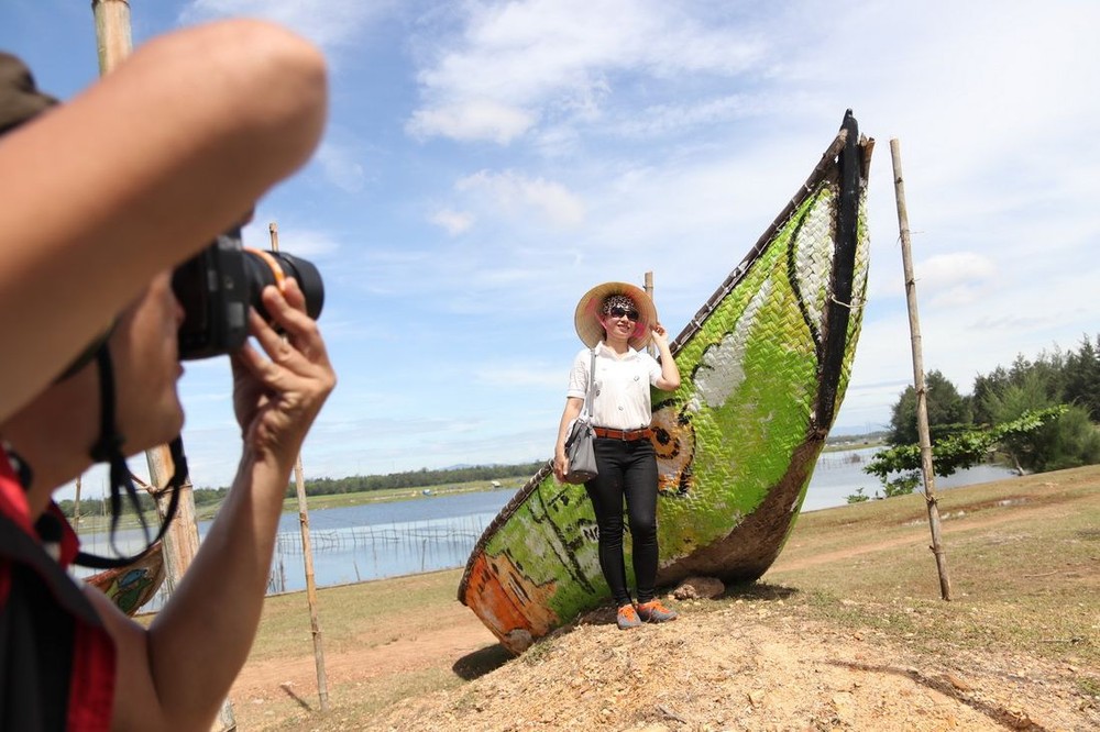 遊客觀光“藝術一條街”。(圖源：元魁)