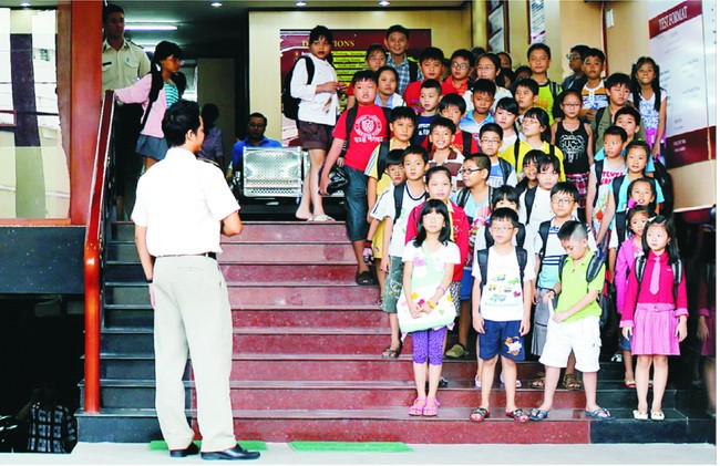 今年暑假，眾多越華學生到英語學校補習英語。(圖源：互聯網)