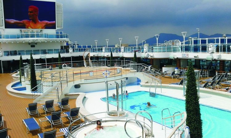 室外游泳池配上巨型屏幕，遊客邊游泳邊觀賞精彩的節目。