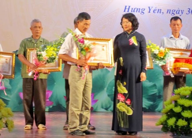 國家副主席鄧氏玉盛向烈士母親家屬追授高貴稱號。(圖源：互聯網)