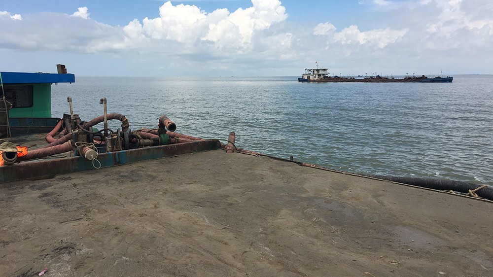 圖為被查獲的非法採沙駁船。（資料圖源：媚棱）