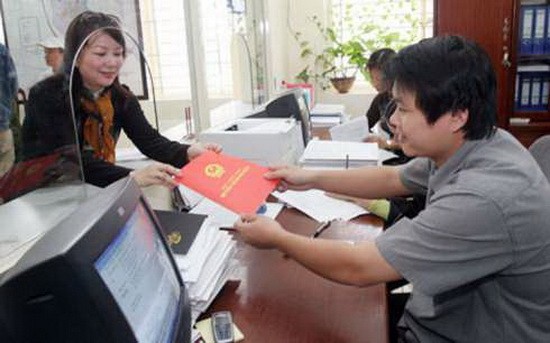 居民領取房地證書。（示意圖源：互聯網）