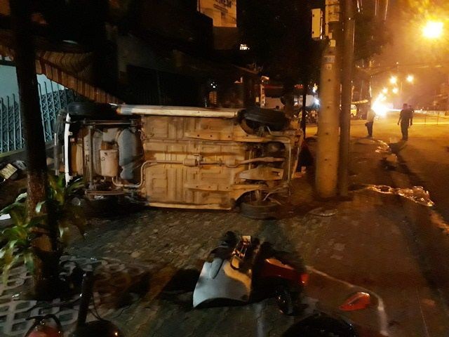 圖為該交通事故現場。汽車側翻在人行道上，導致當場1人死亡2人受重傷。（圖源：C.Bình）