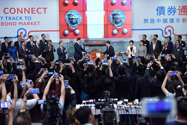 7月3日，在香港交易所，中國人民銀行副行長潘功勝（鑼右側）和香港金融管理局行政總裁陳德霖+（鑼左側）共同為當日首筆交易鳴鑼開市。(資料圖源：王申)