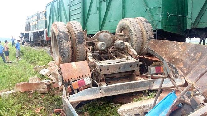 該事故致載磚車嚴重損壞，司機當場身亡。(圖源：明戰)