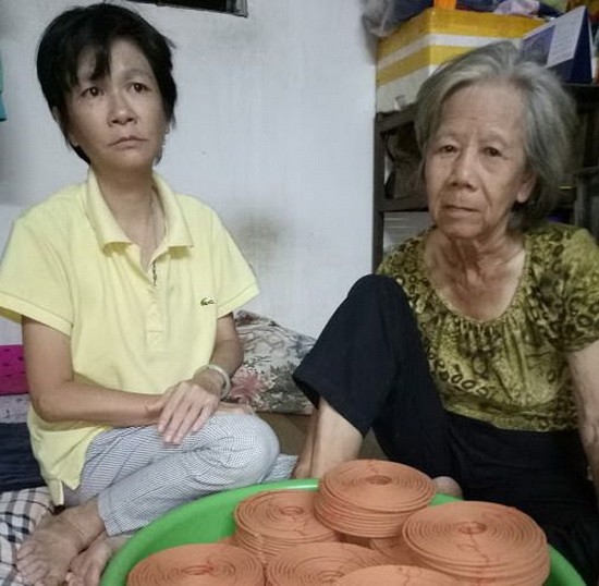 黃大娘賣彩票回家就與女兒一起加工香塔。