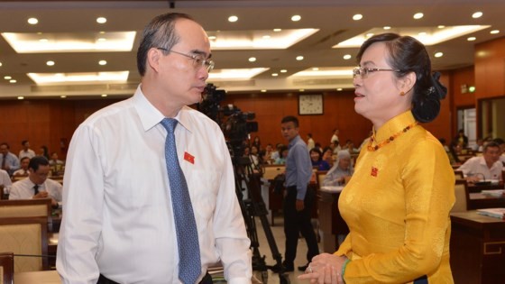 市委書記阮善仁與市人民議會主席阮氏決心交談。(圖源：越勇)