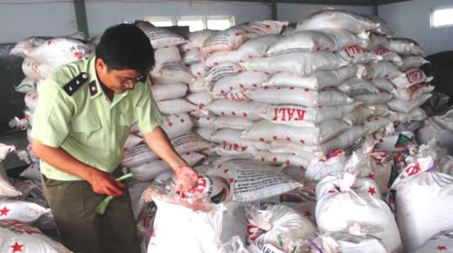 圖為經濟警察在檢查某一企業的貨品。（示意圖源：互聯網）