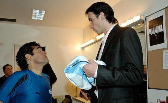 馬拉多納(左)與馬努。（圖源：互聯網）