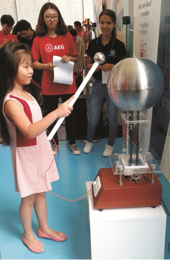 學員在第二中心參加具科學性的遊戲設備。