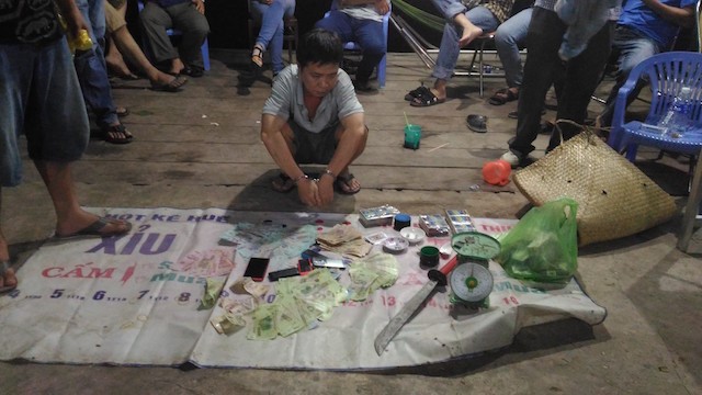 賭博現場人贓並獲40賭徒，逾3億7000萬元、41部手機、27輛摩托車、19隻鬥雞、39副撲克、兩部骰子及1把自製馬刀等贓物。（圖源：芹苴市公安廳提供）