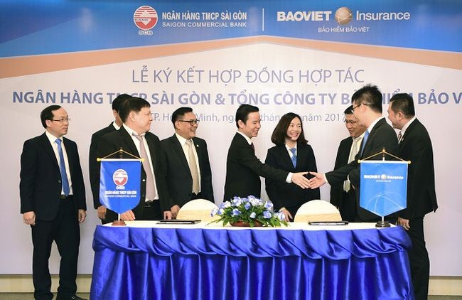 圖為西貢商業股份銀行(SCB)與保越保險總公司簽署合作合同。（圖源：互聯網）