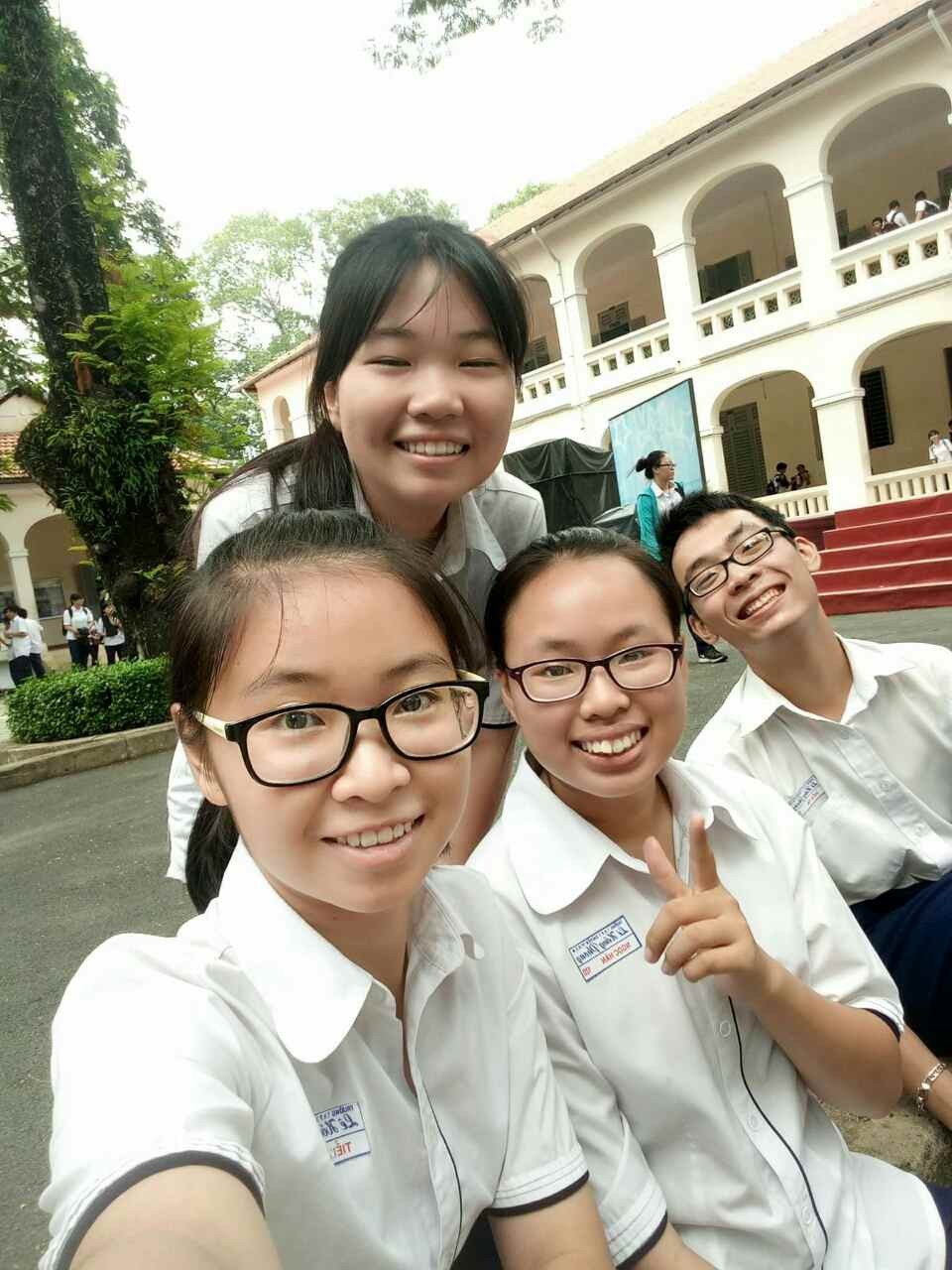 劉玉欣(前排左二)與同學們合影。(圖源：心雨)