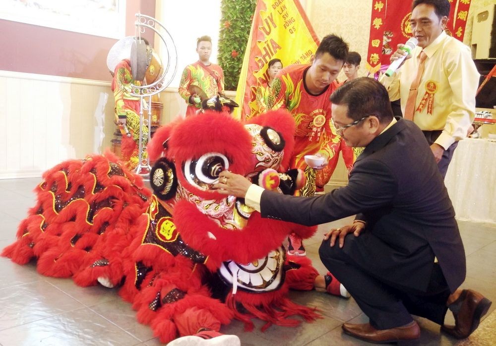 理事長溫文山為醒獅點睛開光。(圖源：仁建)