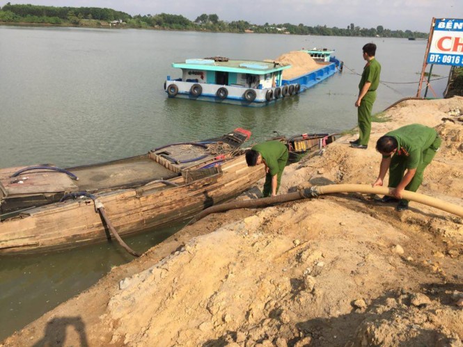 職能力量查獲同奈河上的非法採沙活動。 (圖源：CTV)