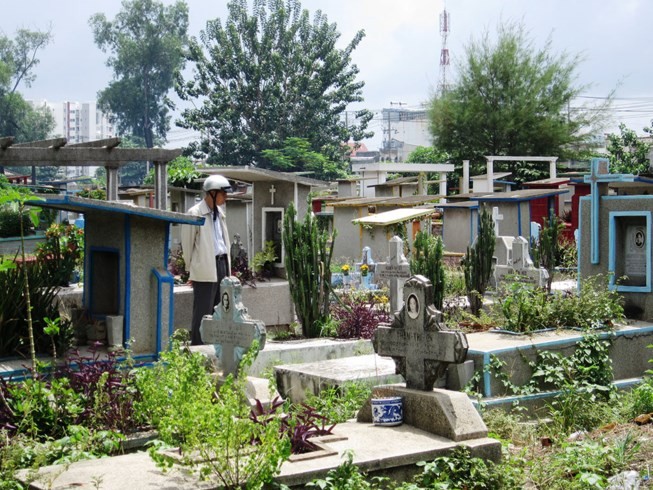 平興和義祠的部分墳墓仍待拆遷中。（圖源：L.Thoa）