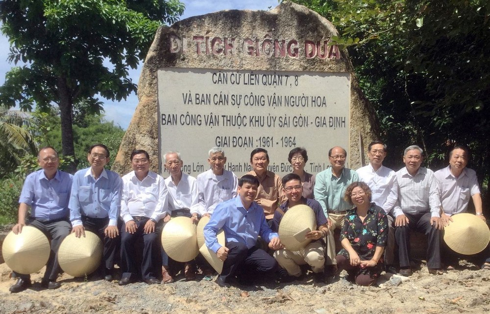 代表團與張晉創同志(後排左六)在美杏鄉鳳梨坡華運根據地留影。(圖源：仁建)
