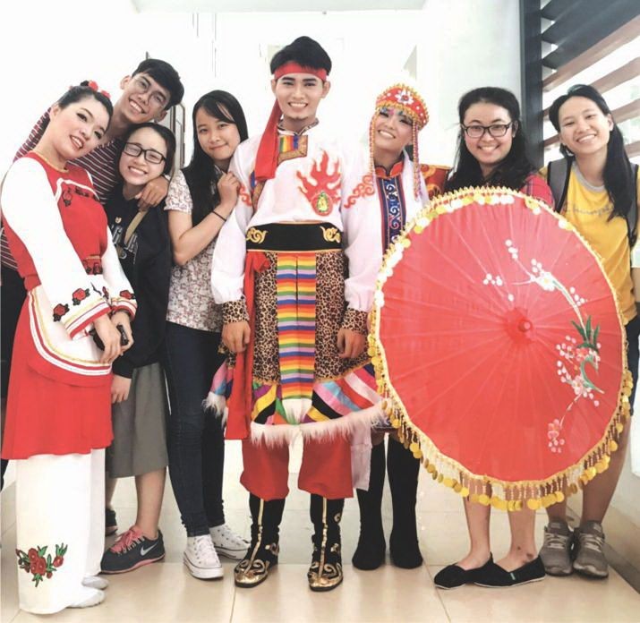 阮德進(右四)與大學生們合影。(圖源：海韻)