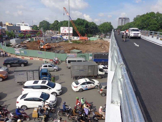 黃明鑑-阮泰山分支橋上，車輛寥寥 無幾，而橋下的環島處經常水洩不通。(圖源：LĐ)